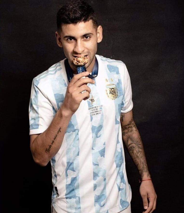 Suas tatuagens são claramente visíveis mesmo quando ele usa uma regata. Fica mais bonito com o estilo de um uniforme de futebol.