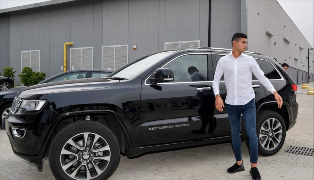 Superioridade tendo como pano de fundo o carro e a imagem de um jogador de futebol com sua vida agitada.