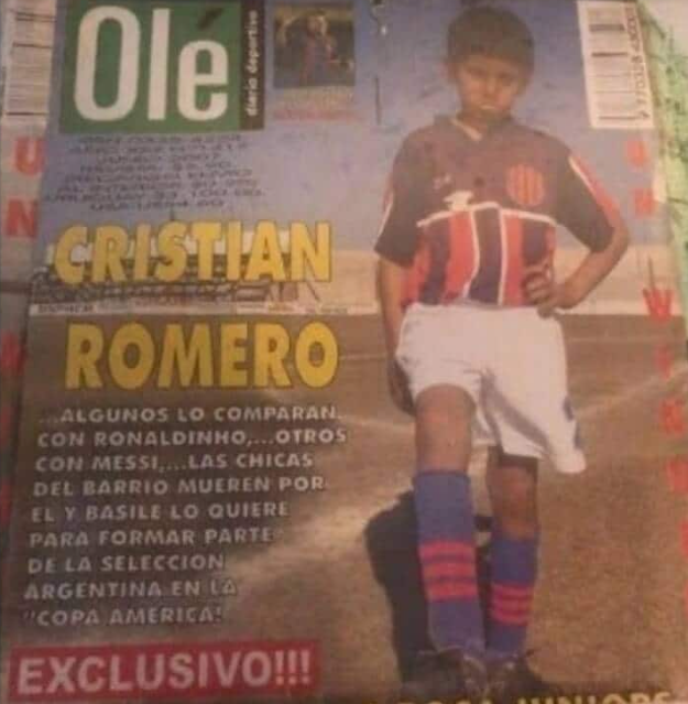 Uma rara foto de infância da futura estrela argentina.
