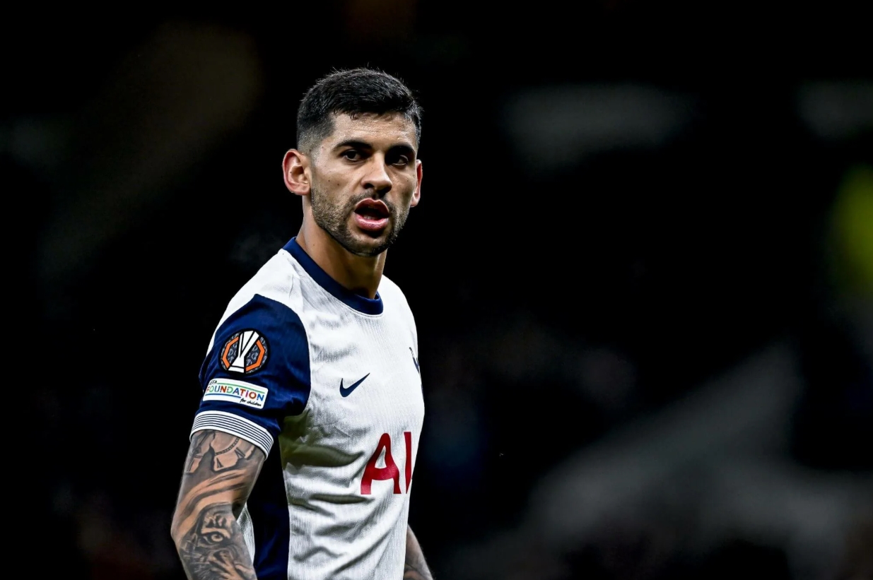 Tottenham renova contrato com Romero até 2029